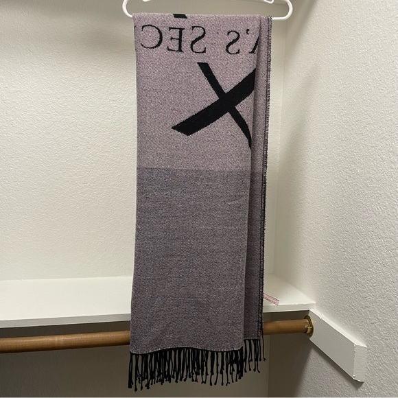 Victoria’s Secret 💕Lightweight soft & cozy throw blanket - Picture 6 of 9